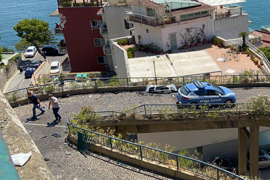 Napoli, auto precipita nel vuoto in via Petrarca: miracolato 30enne
