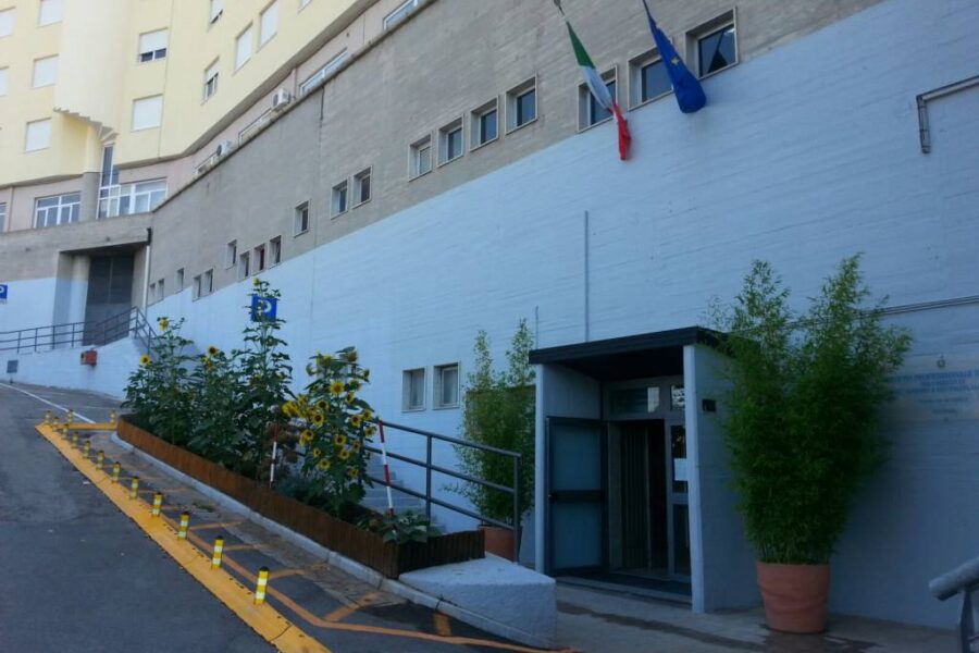 Potenza, precipita dalla scala antincendio della scuola: giallo sulla morte del giovane