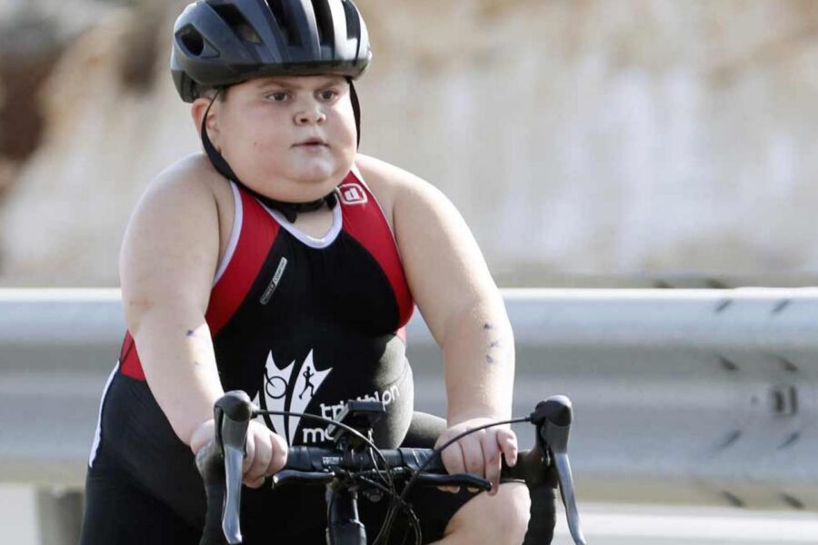 Storia di Jake Vella, il bambino che combatte una malattia rara con lo sport