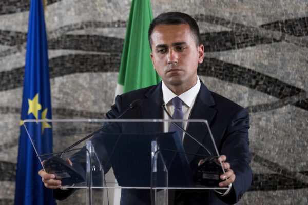 Di Maio peggio di Salvini, vuole affondare le navi dei migranti