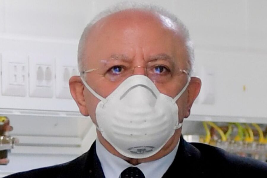 De Luca e le ‘benedette’ mascherine: “Quando incontrate amici dovete indossarla, io la metterò anche al mare”