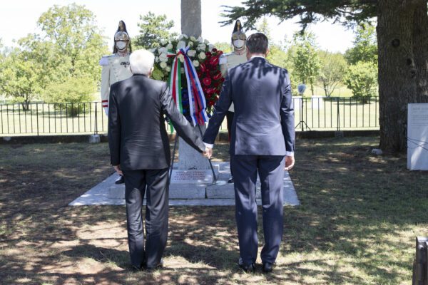 Il Covid non ferma la storia, a Trieste Mattarella e Pahor mano nella mano per dimenticare le Foibe
