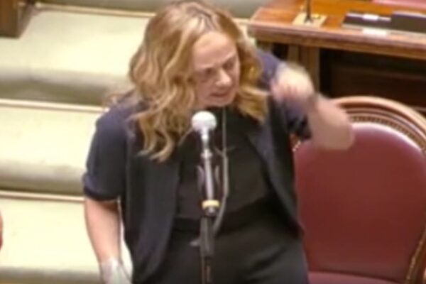 Stato emergenza, lo show di Meloni in Parlamento: subito si scatena l’ironia social