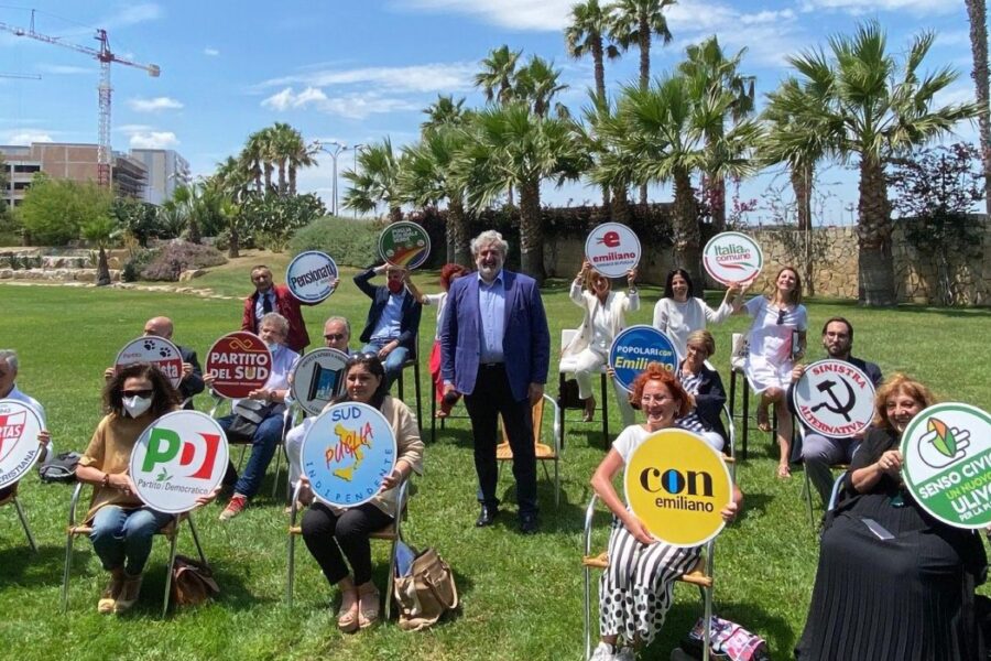 Dallo scudo crociato alla falce e martello, il “compromesso storico” nelle 14 liste per Michele Emiliano