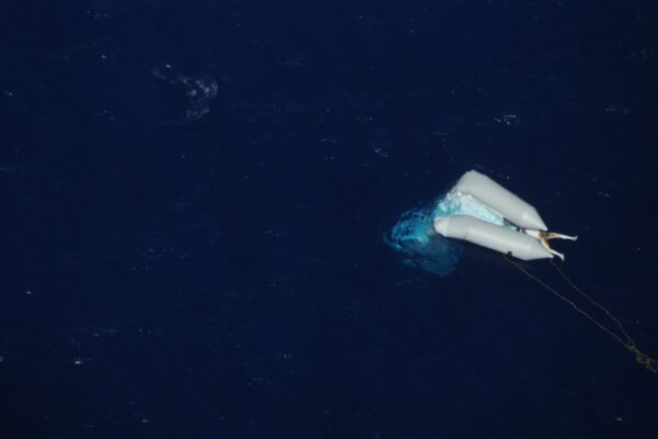 Corpo senza vita di un migrante in mare da 15 giorni, la foto simbolo delle tragedie nel Mediterraneo