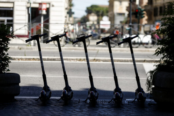 Giovane sul monopattino si scontra contro un’auto: è grave