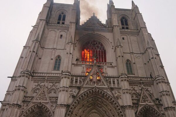 Cattedrale di Nantes in fiamme, si indaga per incendio colposo: “Trovati tre inneschi”
