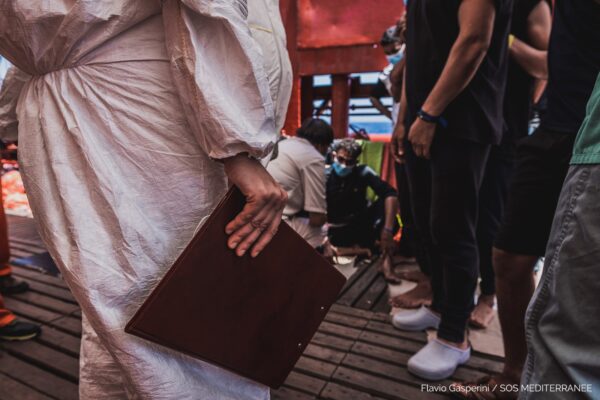 La Ocean Viking autorizzata allo sbarco a Porto Empedocle: fine dell’incubo per 180 migranti