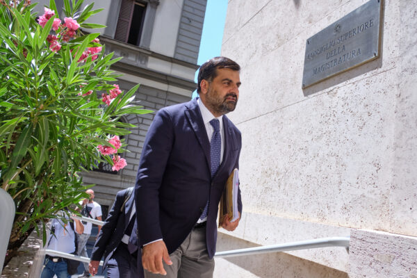 Foto Mauro Scrobogna /LaPresse
21-07-2020 Roma, Italia
Cronaca
Consiglio Superiore della Magistratura CSM – riunione commissione disciplinare caso Palamara
Nella foto: Luca Palamara arriva alla sede del Csm

 Photo Mauro Scrobogna /LaPresse
July 21, 2020  Rome, Italy
News
Superior Council of the CSM Magistracy – meeting of the disciplinary committee in the Palamara case
In the photo: Luca Palamara arrives at Csm