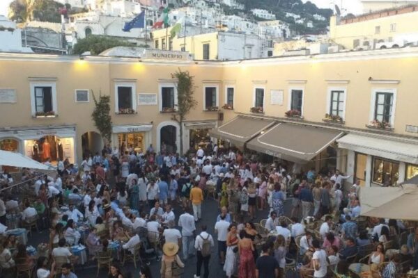 Coronavirus a Capri, tre giovani positivi dopo vacanza: “Nessun focolaio”