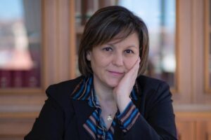 La deputata grillina Aiello paragona testimoni di giustizia agli ebrei di Auschwitz: “Loro fortunati a essere uccisi”