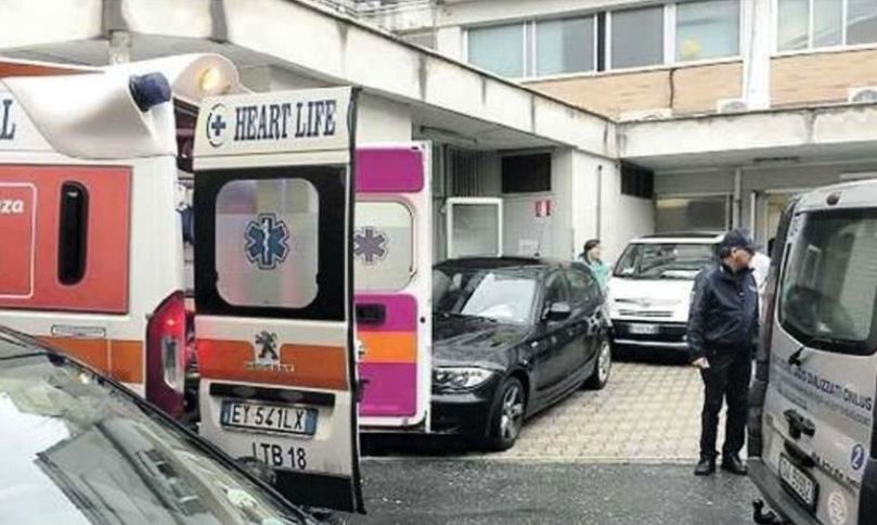 Prima le botte, poi l’infarto: dottoressa del 118 operata d’urgenza. “Prima angeli, ora bersaglio”