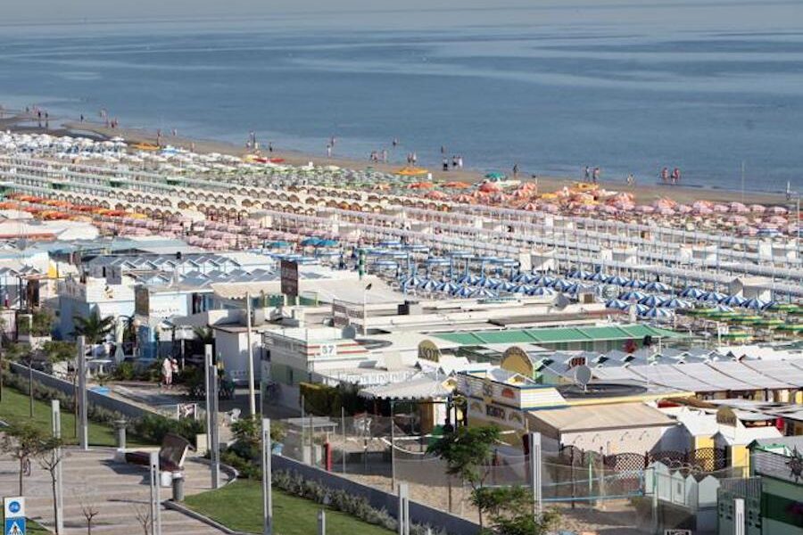 Ragazza di 17 anni annega in mare a Riccione, fatale un bagno all’alba