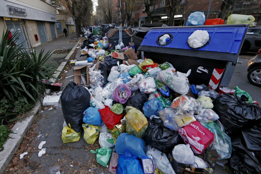 Emergenza rifiuti, Zingaretti vs Raggi: “Stop allo schifo di Roma, il Comune intervenga o lo farà la Regione”