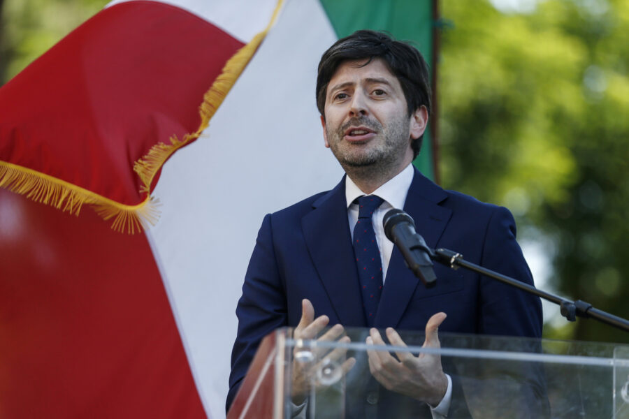 Speranza annuncia la riforma ‘copernicana’ della Sanità e lancia l’allarme: “Possibile seconda ondata Covid”