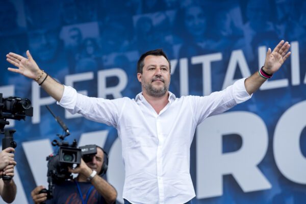 Salvini accosta topi e rom per attaccare la giunta Raggi a Roma, bufera sul leader della Lega
