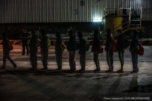 Ocean Viking, tutti negativi i tamponi al Covid dei 180 migranti: terminato trasbordo sulla Moby Zaza