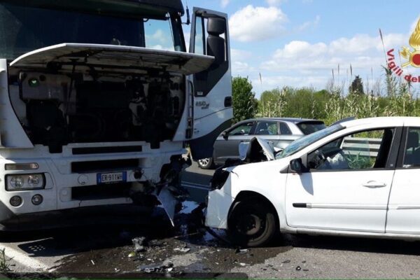 Automobile si schianta contro camion: 64enne muore sul colpo