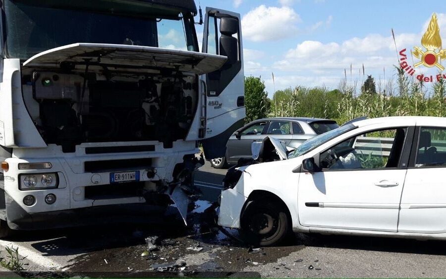 Automobile si schianta contro camion: 64enne muore sul colpo