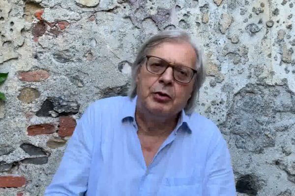 Vittorio Sgarbi contro Toninelli: “Toninulla non vale un cazzo e l’ipocrisia della rinuncia allo stipendio”