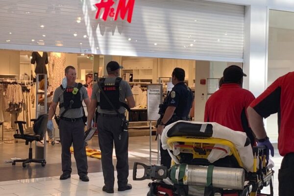 Sparatoria in centro commerciale, muore bambino di 8 anni