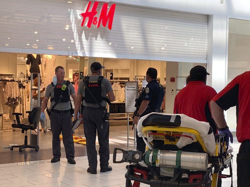 Sparatoria in centro commerciale, muore bambino di 8 anni