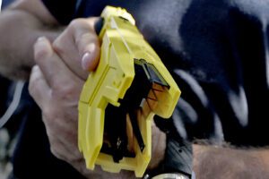 Taser, Antigone: “Arma pericolosa e inefficace. Fa male il governo a seguire le pulsioni securitarie leghiste”