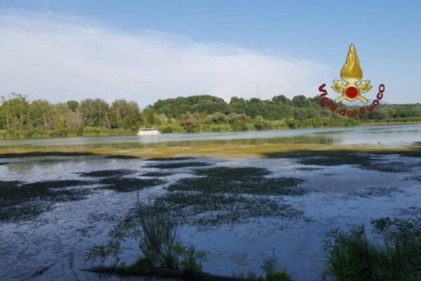 Elicottero precipita nel Tevere a nord di Roma, si cerca l’equipaggio