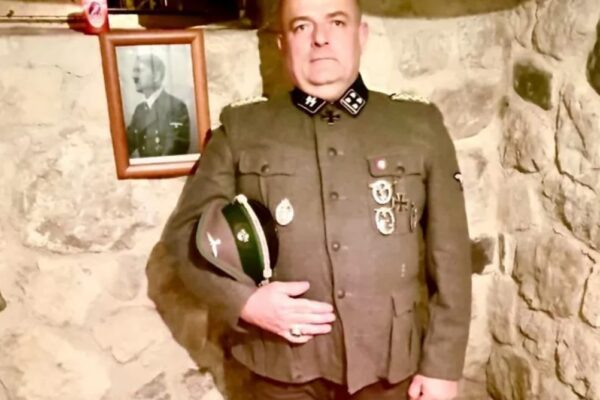 Gabrio Vaccarin, il consigliere comunale di Fratelli d’Italia che posa in divisa nazista