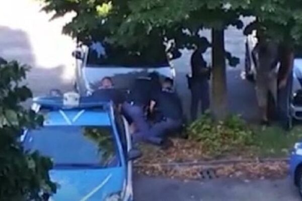 Arrestato e bloccato a terra da tre poliziotti per cinque minuti, il testimone: “Così lo ammazzate”