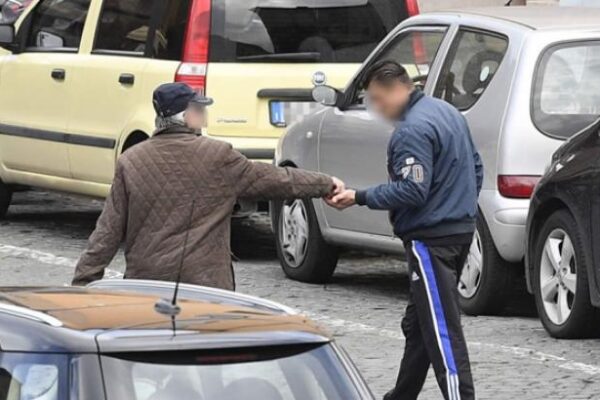 Parcheggiatori abusivi con il reddito di cittadinanza, a Napoli la ‘combo’ va a processo: 40 indagati