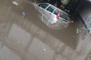 Nubifragio su Napoli, strade allagate e fango: auto bloccate nel sottopasso