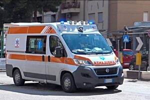 Rubano ambulanza per accelerare i soccorsi alla parente, ma sul posto ne arrivano due: mezzo abbandonato in strada