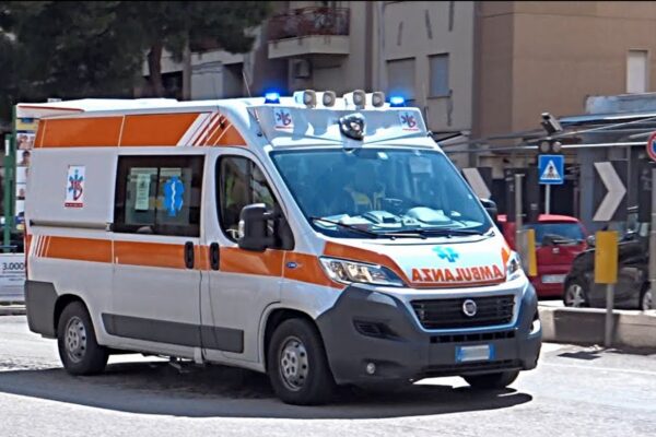 Rubano ambulanza per accelerare i soccorsi alla parente, ma sul posto ne arrivano due: mezzo abbandonato in strada