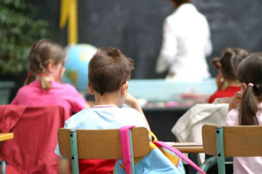 I capricci dei bimbi e la gogna per la maestra: “Nessun maltrattamento, era solo severa”