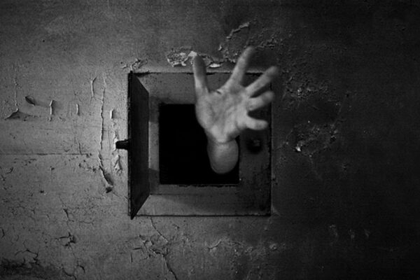 L’estate nelle carceri campane, dove i “detenuti sono morti viventi”