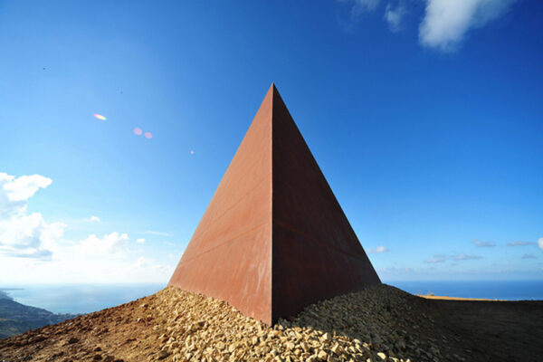 La piramide del banale, cugina delle scie chimiche