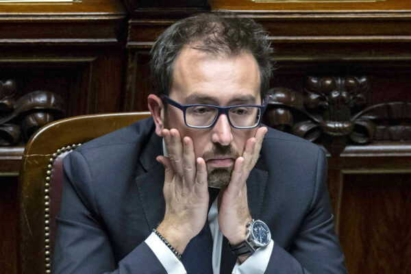 Carceri, la denuncia al ministro Bonafede: “Minimizza l’allarme tra i detenuti” Carceri, la denuncia al ministro Bonafede: “Minimizza l’allarme tra i detenuti”