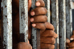 Il destino comune di detenuti e migranti: vittime della violenza dello Stato Il destino comune di detenuti e migranti: vittime della violenza dello Stato