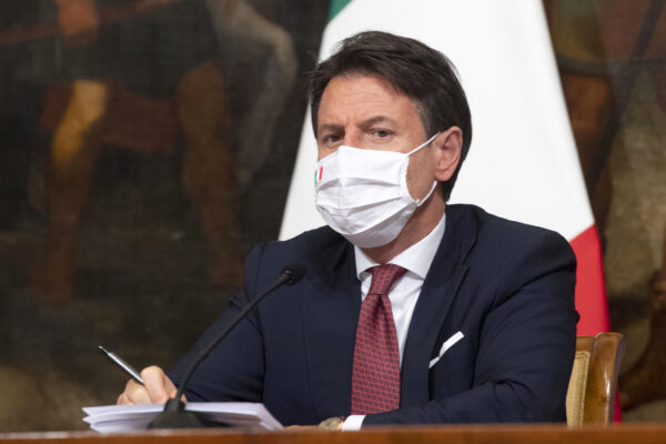 Sondaggio EMG, campanello d’allarme per Conte: crolla la fiducia nel premier dopo il nuovo Dpcm