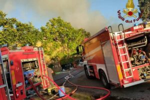 Roma, traffico in tilt e Gra chiuso per un grande incendio di sterpaglie