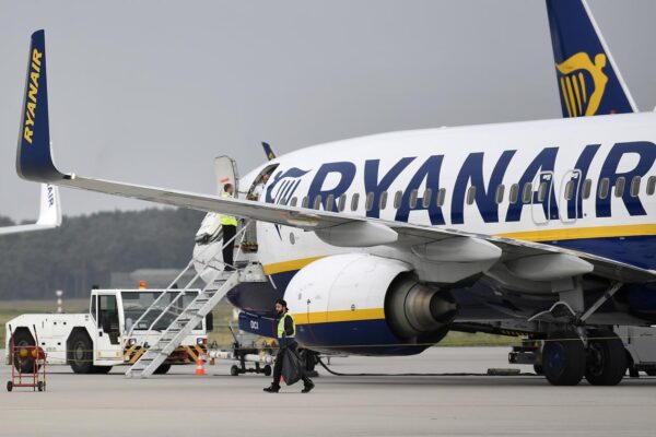 L’Enac attacca Ryanair: “Numerose violazioni norme sanitarie anti Covid. Prenderemo provvedimenti”