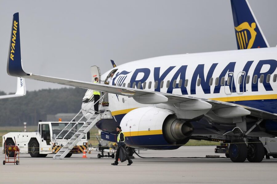 L’Enac attacca Ryanair: “Numerose violazioni norme sanitarie anti Covid. Prenderemo provvedimenti”