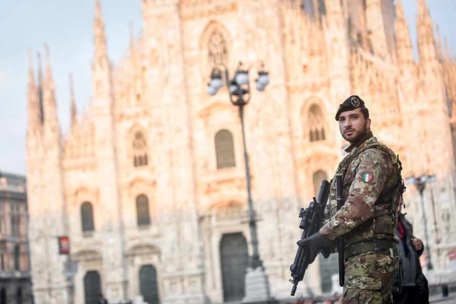 Foto Claudio Furlan – LaPresse 
20 Marzo 2020 Milano(Italia) 
News
Da domani l’esercito verrà schierato a Milano per controllare la circolazione della popolazione durante l emergenza coronavirus
Nella foto: militari in Piazza Duomo

Photo Claudio Furlan/Lapresse
20 March 2020 Milano (Italy)
From tomorrow the army will be deployed in Milan to control the movement of the population during the coronavirus emergency
In the photo: Military in Piazza Duomo
