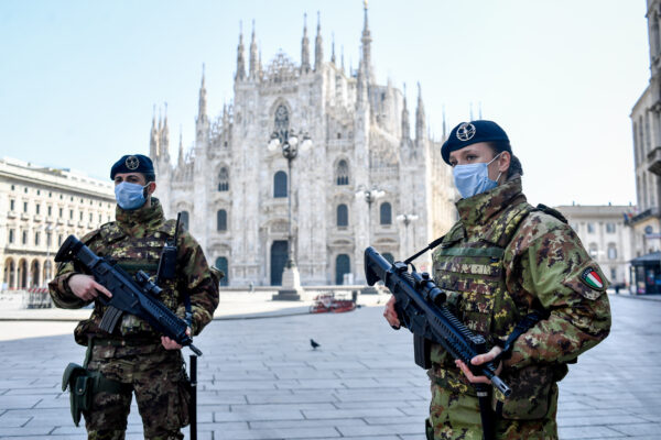 Foto Claudio Furlan – LaPresse 
05 Aprile 2020 Milano (Italia) 
CronacaCoronavirus, piazza Duomo a Milano presidiata dall’EsercitoNella foto: Piazza Duomo durante l’emergenza coronavirus

Photo Claudio Furlan/Lapresse
April 05th, 2020 Milan (Italy)News
The deserted Piazza Duomo in Milan during coronavirus emergency.In the pic: soldiers patrol empty streets