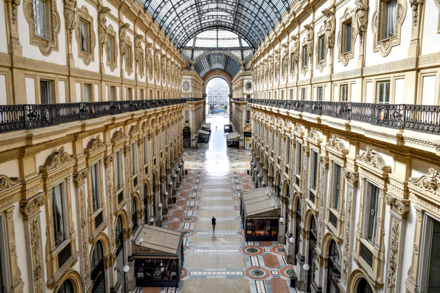 Foto Claudio Furlan – LaPresse 
30 Aprile 2020 Milano (Italia) 
Cronaca
Milano, uno dei luoghi simbolo del capoluogo lombardo è quasi del tutto vuoto. Negozi chiusi e nessun turista in un giorno di quarantena forzata.Nella foto: panoramiche dall’alto di Galleria Vittorio Emanuele deserta durante l’emergenza coronavirus

Photo Claudio Furlan – LaPresse
Aprile 30, 2020 Milan (Italy)NewsMilan, one of the symbolic places of the Lombard capital, is almost empty. Shops closed and no tourists on a forced quarantine day.In the pic: panoramic views from the top of deserted Galleria Vittorio Emanuele during the coronavirus emergency