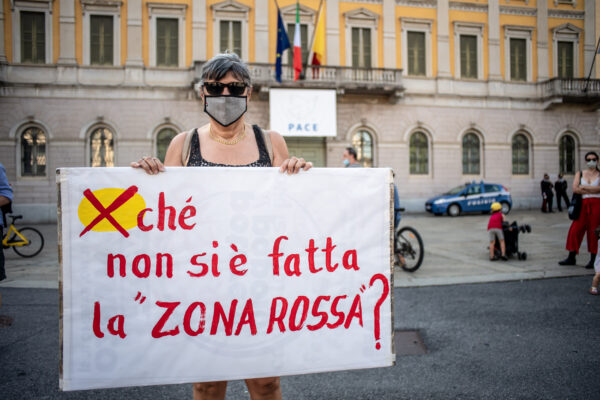 Foto Claudio Furlan – LaPresse 
28 Giugno 2020 Bergamo (Italia) 
News
Presidio del comitato Verità e Giustizia per le vittime del covid nella bergamasca , di fronte al municipio di Bergamo nella giornata del concerto di commemorazione delle vittime presso il cimitero monumentale con la presenza del Presidente della Repubblica Sergio Mattarella


Photo Claudio Furlan – LaPresse
28 June 2020 Bergamo (Italy) 
Protest of the Truth and Justice Committee for the victims of the covid in the Bergamo area, in front of the town hall of Bergamo on the day of the concert commemorating the victims at the monumental cemetery with the presence of the President of the Republic Sergio Mattarella