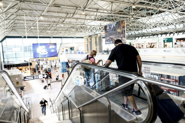 Foto Cecilia Fabiano/ LaPresse
18 Luglio 2020 Roma (Italia)
Cronaca
Aeroporto Leonardo Da Vinci affollato per le partenze estive
Nella Foto : passeggeri in transito
Photo Cecilia Fabiano/LaPresse
July 18 , 2020 Rome (Italy)
News
Leonardo Da Vinci Airport crowded by the summer departure
In the pic : passengers in transit Foto Cecilia Fabiano/ LaPresse
18 Luglio 2020 Roma (Italia)
Cronaca
Aeroporto Leonardo Da Vinci affollato per le partenze estive
Nella Foto : passeggeri in transito
Photo Cecilia Fabiano/LaPresse
July 18 , 2020 Rome (Italy)
News
Leonardo Da Vinci Airport crowded by the summer departure
In the pic : passengers in transit