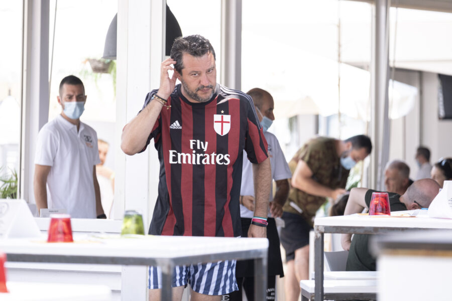 Foto Guido Calamosca/LaPresse 
2 agosto 2020 Cervia Milano Marittima, Italia 
cronaca 
Matteo Salvini in spiaggia al Miami Beach
Nella foto: Matteo Salvini in spiaggia con la maglia del Milan

Photo Guido Calamosca/LaPresse 
August 2, 2020 Cervia Milano Marittima, Italy 
news
Matteo Salvini on the beach at Miami Beach
In the pic: Matteo Salvini on the beach with the AC Milan shirt