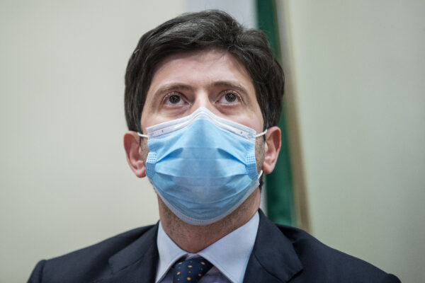 Coronavirus, il ‘piano’ di Speranza sul vaccino: “Prime dosi a medici e anziani”